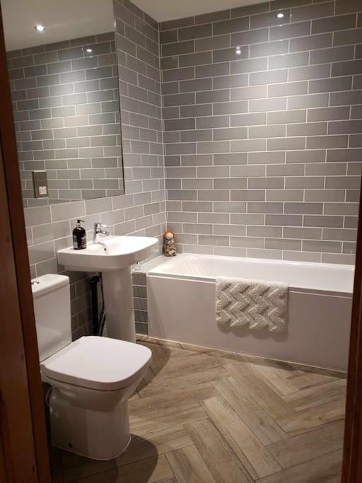 3 Bedroom 3 Bathroom Ground Floor Condo With Veranda Reigate Dış mekan fotoğraf