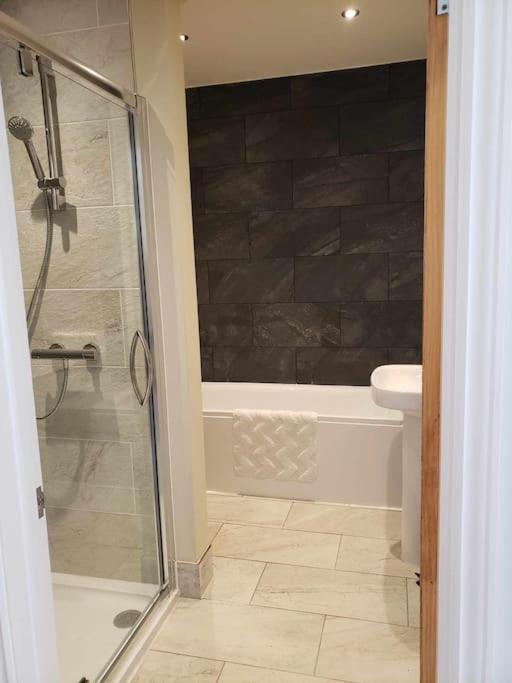 3 Bedroom 3 Bathroom Ground Floor Condo With Veranda Reigate Dış mekan fotoğraf